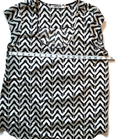 Navy Blue and Cream Chevron Sleeveless Top - Picture 4 of 4